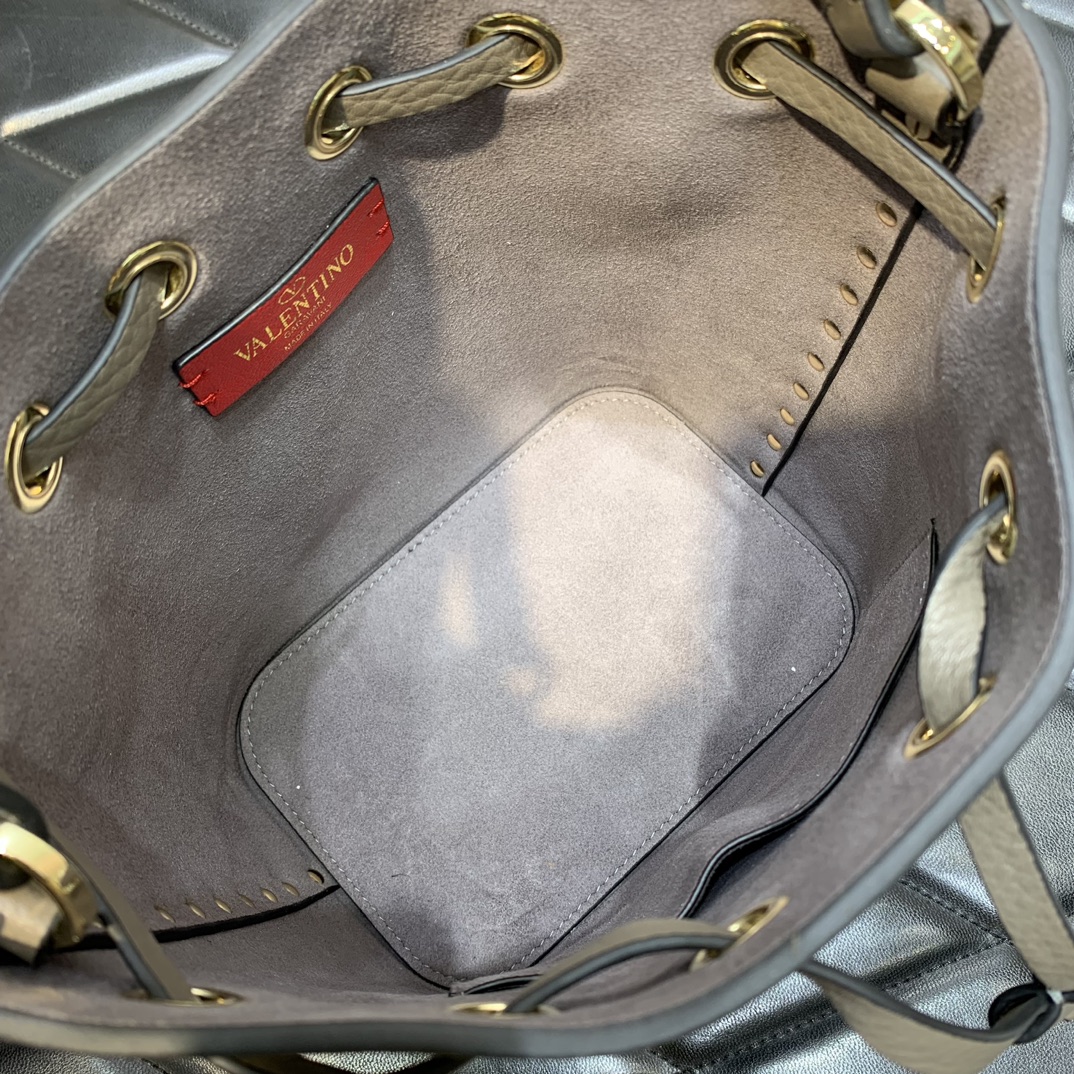 Valentino Garavani Rockstud Bucket Bag in Grey Grainy Calfskin